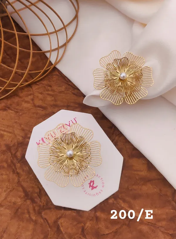 Golden_Floral_Brooch_Pin_With_Pearl_Center