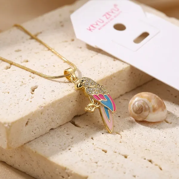 Sparkling_Parrot_Pendant_Necklace_With_Crystal_Embellishments