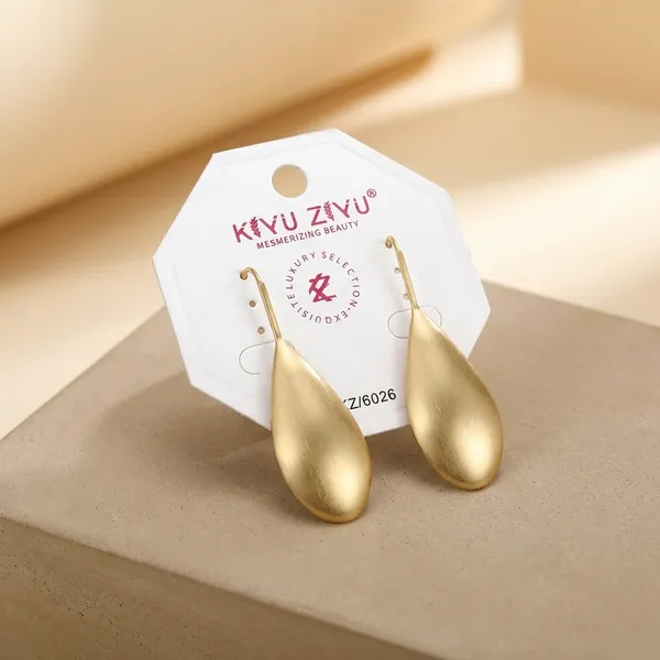 Elegant_Gold-Tone_Teardrop_Earrings