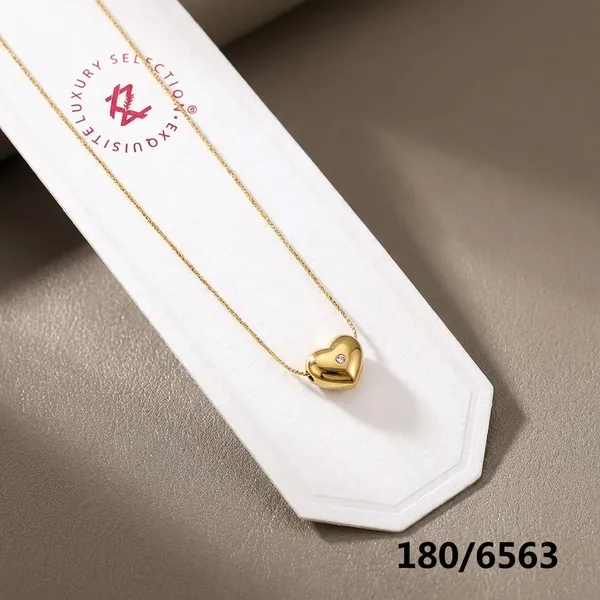 Elegant_Gold-Toned_Heart_Pendant_Necklace