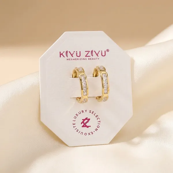 Kz/1838_-_Sparkling_Gold-Tone_Ring_With_Crystal_Embellishments