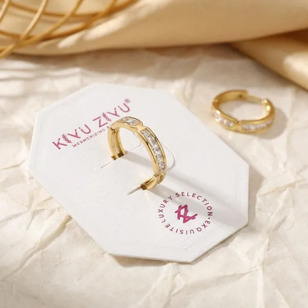 Kz/1838_-_Sparkling_Gold-Tone_Ring_With_Crystal_Embellishments