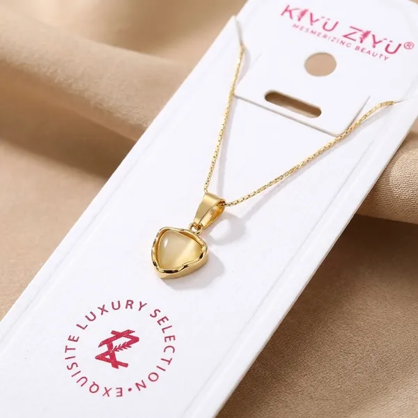 Elegant_Heart_Pendant_Necklace_With_Delicate_Gold_Chain