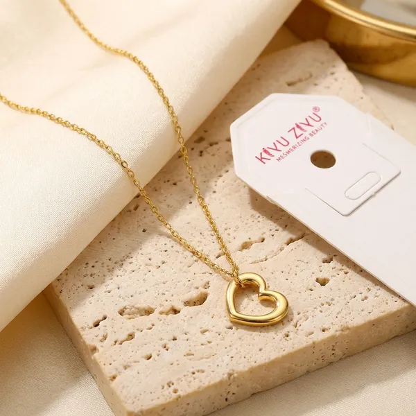 Elegant_Heart_Pendant_Gold-Tone_Necklace
