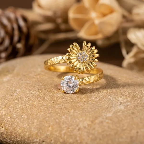 Golden_Daisy_Flower_Ring_With_Crystal_Accent