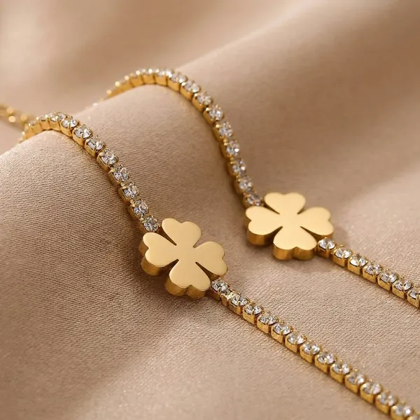 Elegant_Clover_Charm_Bracelet_With_Crystal_Chain