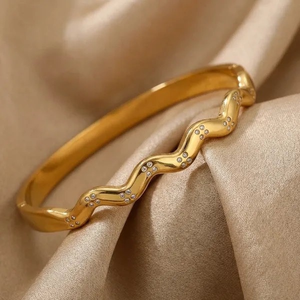 Kvu_Zvu_Exclusive_Collection_Gold-Tone_Wave_Design_Bangles
