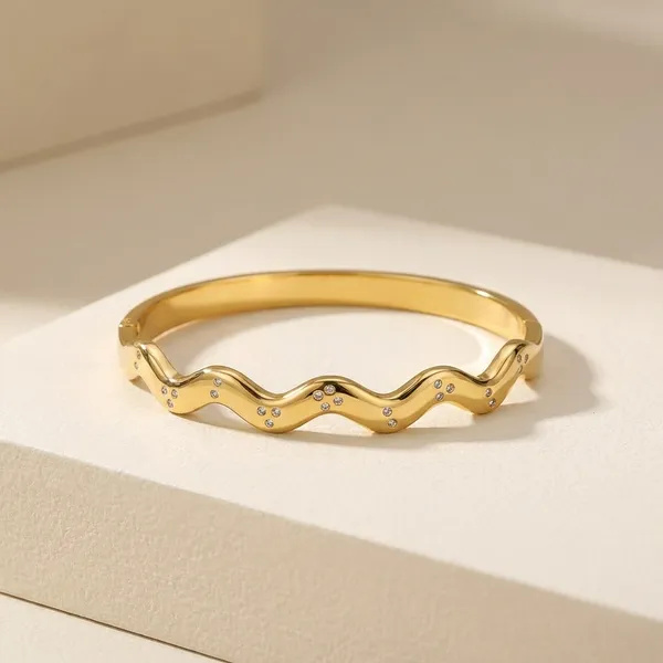 Kvu_Zvu_Exclusive_Collection_Gold-Tone_Wave_Design_Bangles