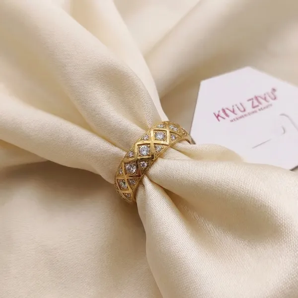 Elegant_Gold-Toned_Crystal_Ring_Set