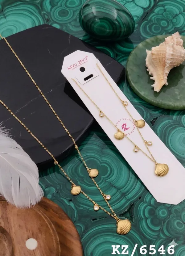 Gold-Tone_Seashell_Pendant_Necklace_with_Pearl_Accents