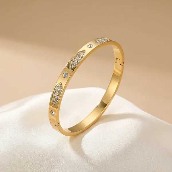 Kyuzu_Exclusive_Collection_Gold-Toned_Crystal_Embellished_Bracelet