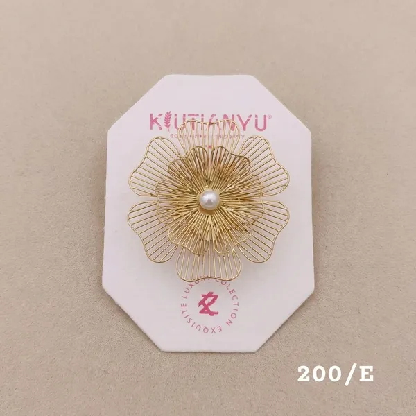 Golden_Floral_Brooch_Pin_With_Pearl_Center