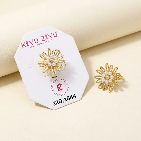 Elegant_Golden_Daisy_Flower_Brooch_Pin_With_Pearl_Center