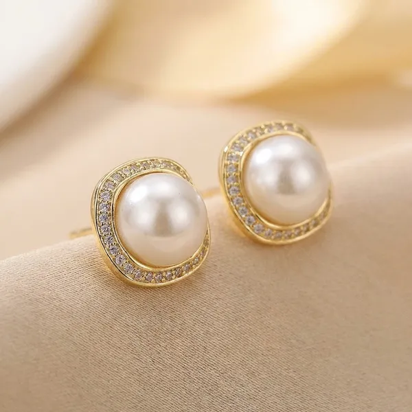 Elegant_Pearl_Stud_Earrings_With_Gold-Tone_Frame