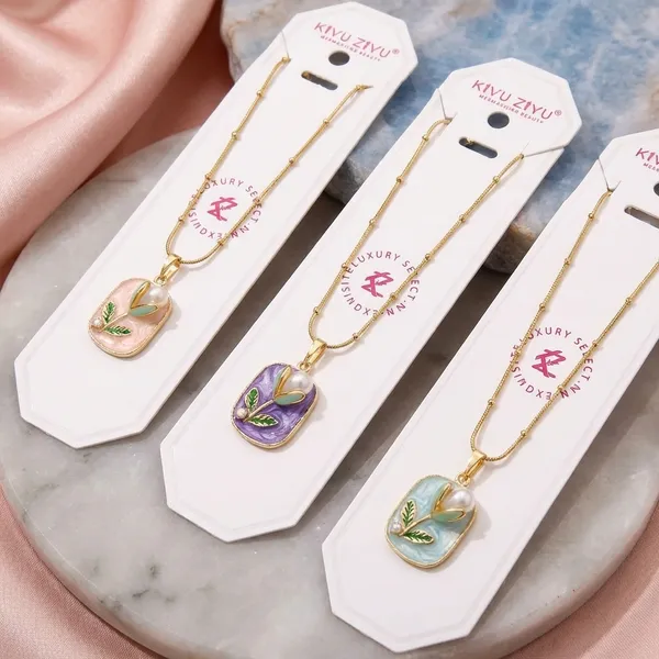 Elegant_Floral_Resin_Pendant_Necklace_With_Gold_Chain
