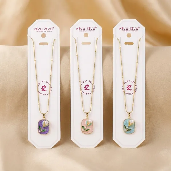 Elegant_Floral_Resin_Pendant_Necklace_With_Gold_Chain