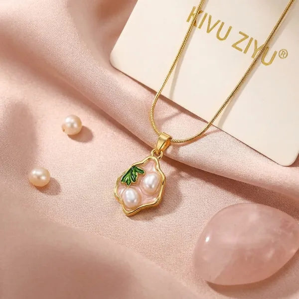 Sparkling_Leaf_Pendant_Necklace_With_Pearl_Accent