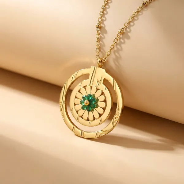 Gold_Tone_Daisy_Flower_Pendant_Necklace_With_Green_Stone_Center