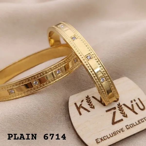 Kivu_Zivu_Exclusive_Collection_Gold-Plated_Studded_Bracelet