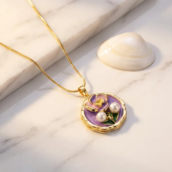 Floral_Resin_Pendant_Necklace_With_Gold_Chain