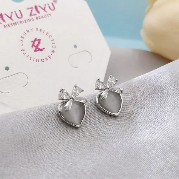 Cute_Cat-Shaped_Stud_Earrings_With_Crystal_Bow
