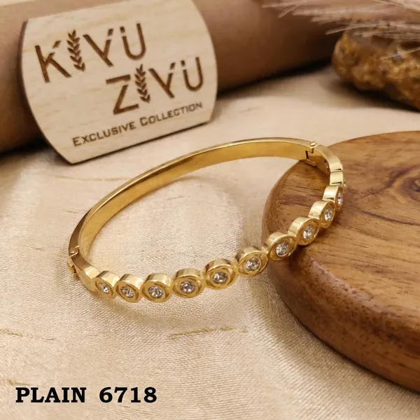 Kvu_Zkvu_Exclusive_Collection_Gold-Toned_Crystal_Studded_Bangle_Set_-_Plain_6718