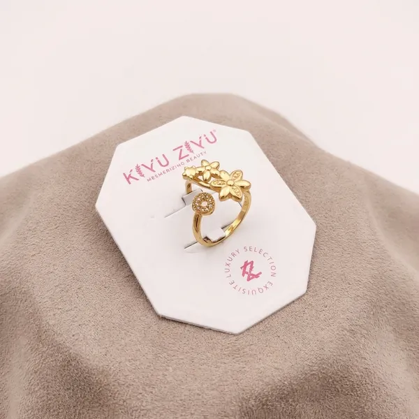 Elegant_Gold-Tone_Floral_Ring_With_Crystal_Accent
