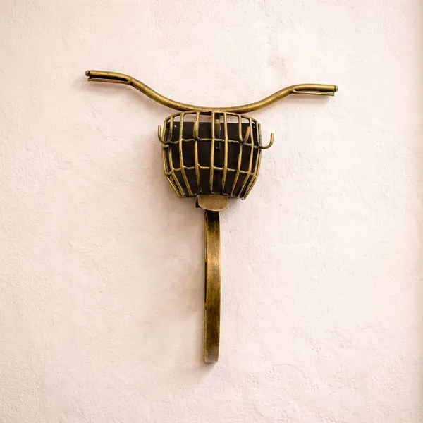 Golden_Metal_Decorative_Wall_Key_Holder_For_Decorative_Key_Organizer