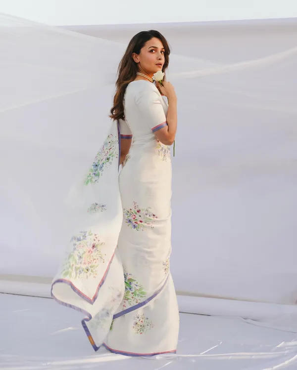 White__Minute_Ready_To_Wear_Digital_Printed_Crape_Silk_Saree_For_Women_&_Girl'S