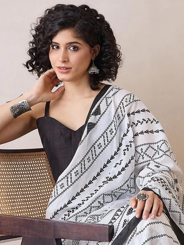 White_And_Black__Minute_Ready_To_Wear_Mul_Cotton_Digital_Printed_Saree_With_Pocket_For_Women_&_Girl'S