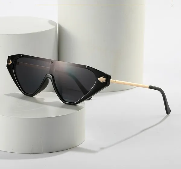Black_And_Gold_Plastic_Sunglasses_For_Unisex