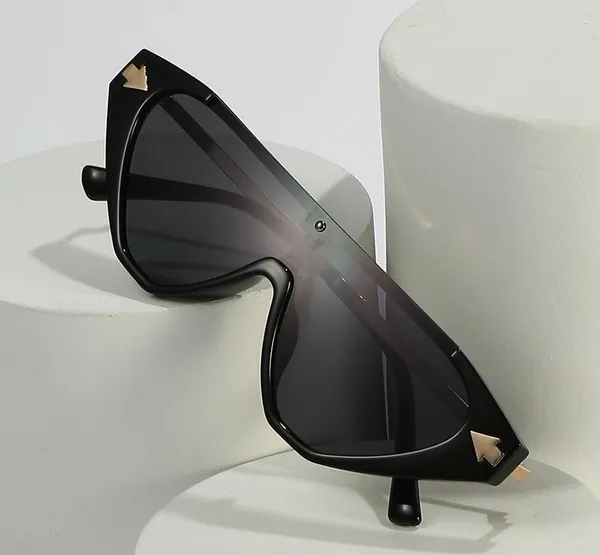 Black_And_Gold_Plastic_Sunglasses_For_Unisex