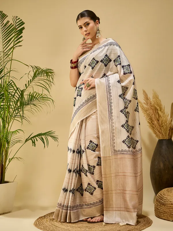 Women's_Silk_Blend_Beige_Printed_Designer_Saree_With_Blouse_Piece