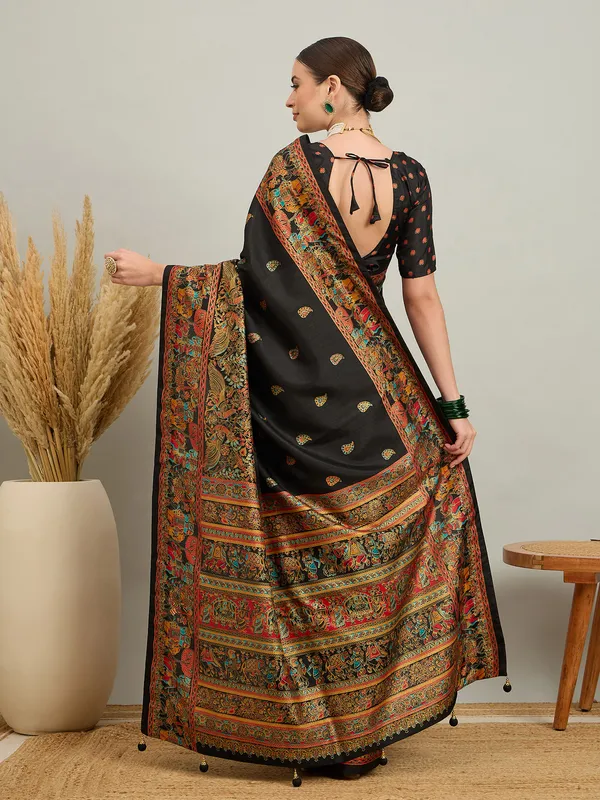 Women's_Silk_Blend_Black_Digital_Print_Designer_Saree_With_Blouse_Piece
