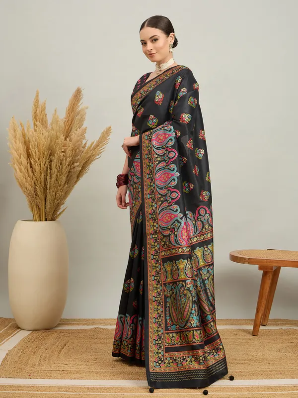 Women's_Silk_Blend_Black_Digital_Print_Designer_Saree_With_Blouse_Piece