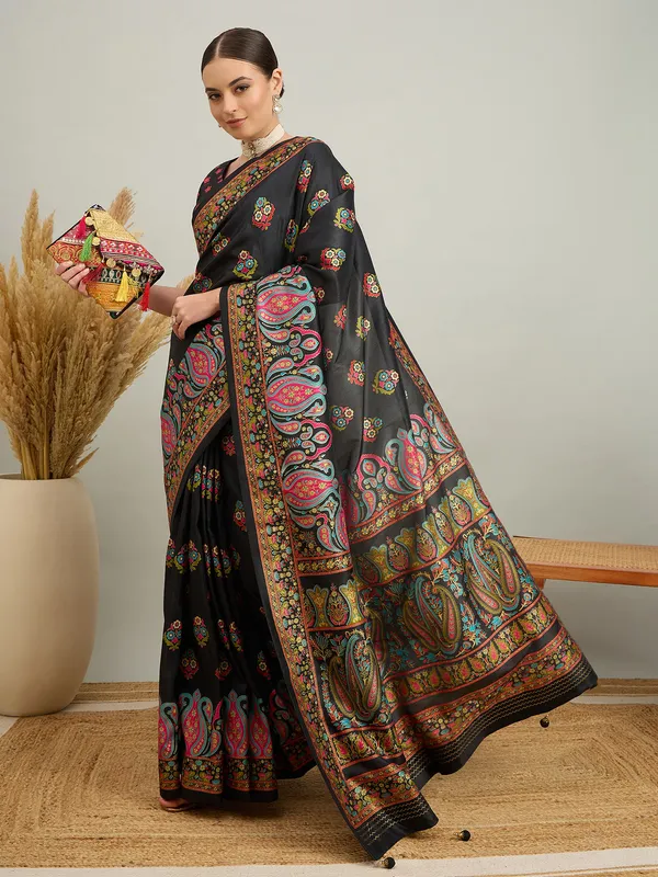 Women's_Silk_Blend_Black_Digital_Print_Designer_Saree_With_Blouse_Piece