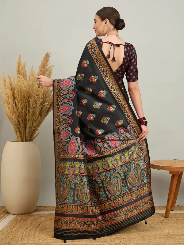 Women's_Silk_Blend_Black_Digital_Print_Designer_Saree_With_Blouse_Piece