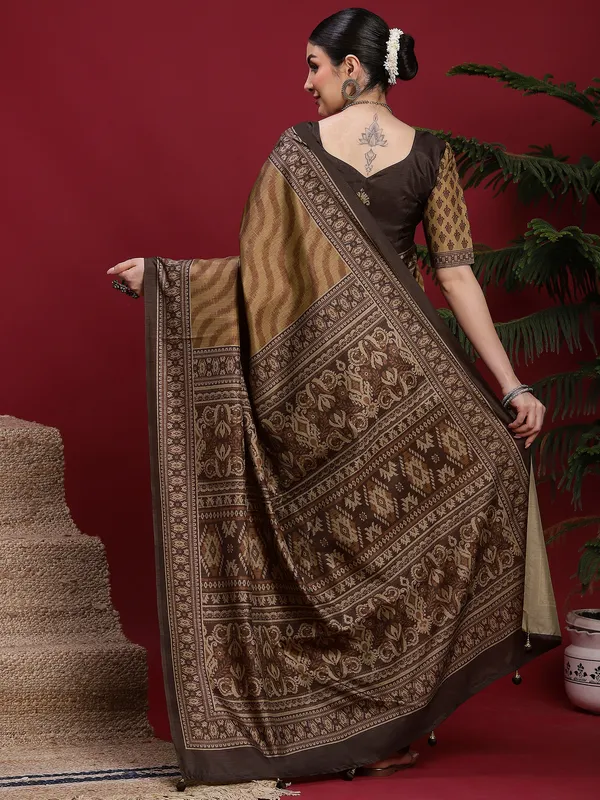 Women's_Silk_Blend_Coffee_Brown_Digital_Print_Designer_Saree_With_Blouse_Piece