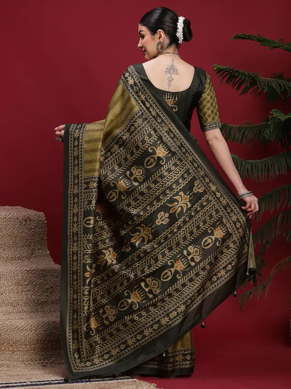 Women's_Silk_Blend_Light_Green_Digital_Print_Designer_Saree_With_Blouse_Piece