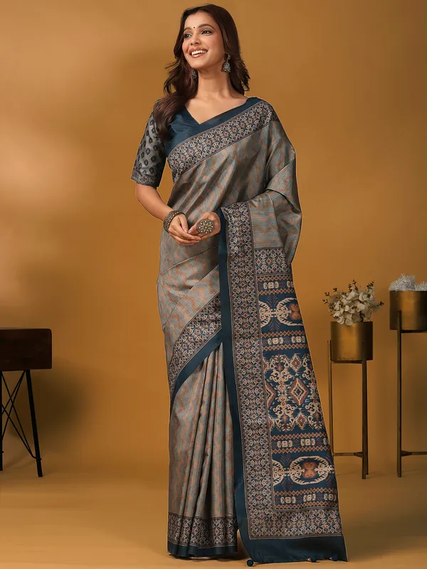 Women's_Silk_Blend_Grey_Digital_Print_Designer_Saree_With_Blouse_Piece