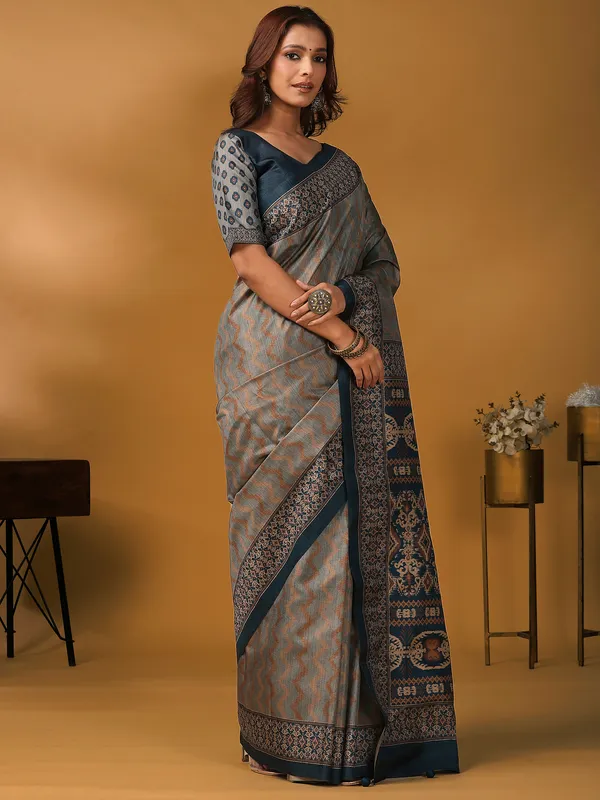 Women's_Silk_Blend_Grey_Digital_Print_Designer_Saree_With_Blouse_Piece