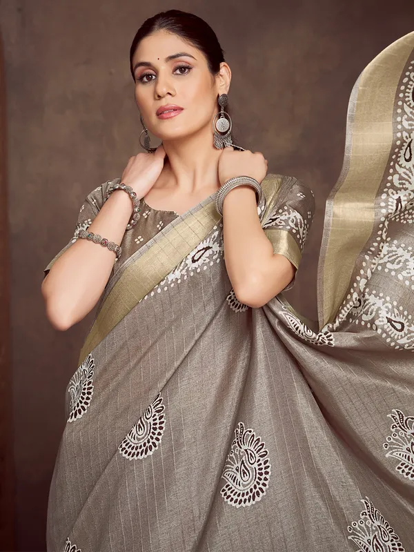 Women's_Silk_Blend_Cream_Printed_Designer_Saree_With_Blouse_Piece