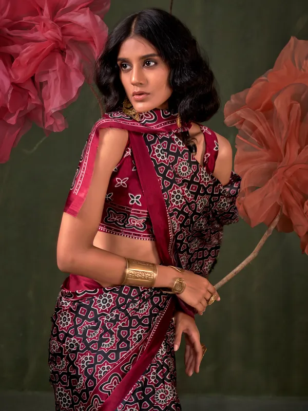 Women's_Crepe_Black_Printed_Designer_Saree_With_Blouse_Piece