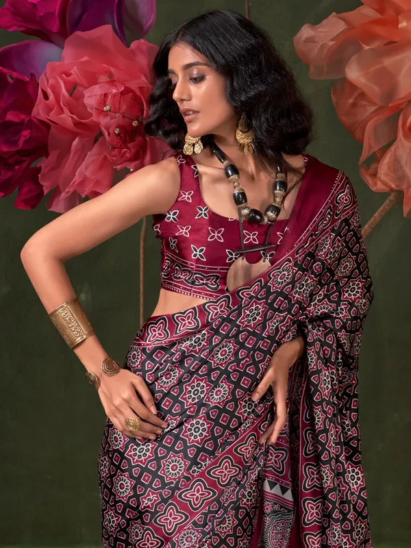 Women's_Crepe_Black_Printed_Designer_Saree_With_Blouse_Piece