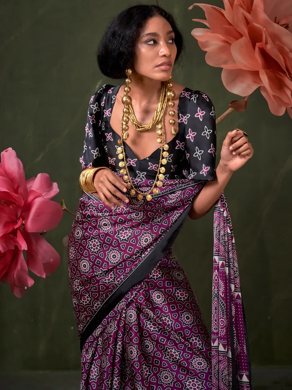 Women's_Crepe_Magenta_Printed_Designer_Saree_With_Blouse_Piece
