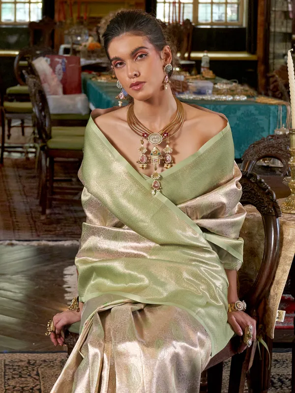 Women's_Kanjeevaram_Silk_Gold_Woven_Design_Designer_Saree_With_Blouse_Piece