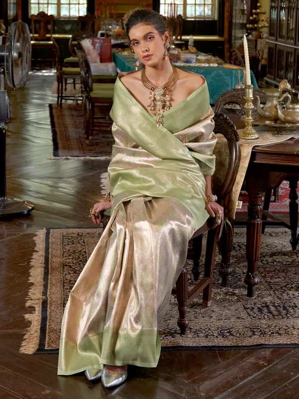 Women's_Kanjeevaram_Silk_Gold_Woven_Design_Designer_Saree_With_Blouse_Piece