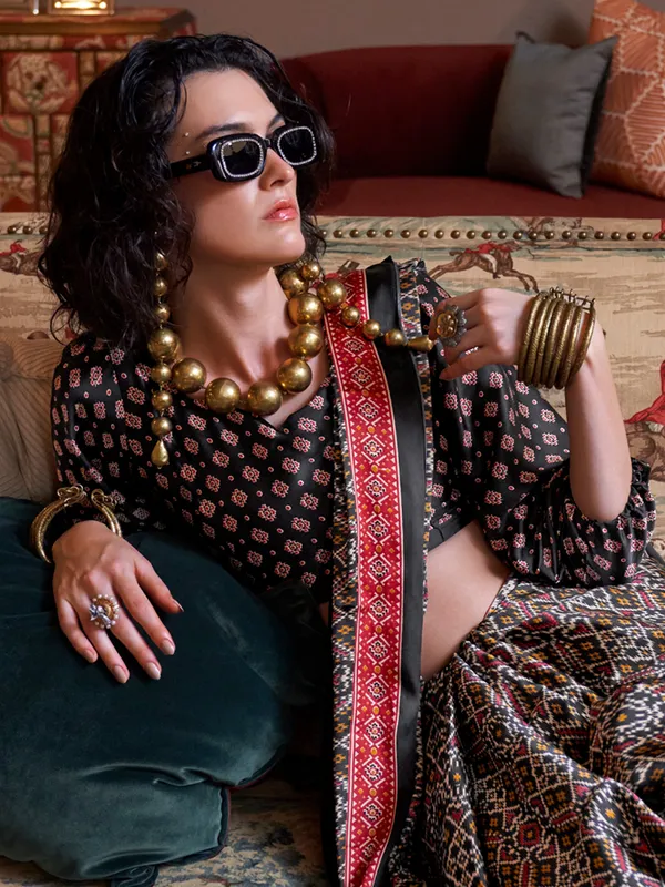 Women's_Crepe_Black_Printed_Designer_Saree_With_Blouse_Piece