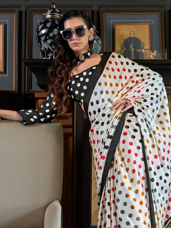 Women's_Crepe_White_Printed_Designer_Saree_With_Blouse_Piece