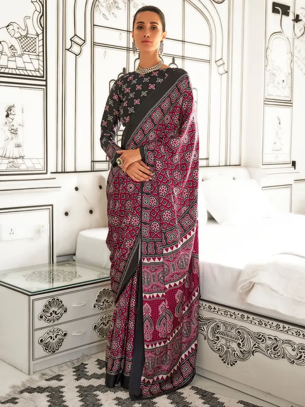 Women's_Crepe_Pink_Printed_Designer_Saree_With_Blouse_Piece